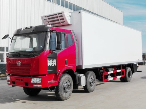 厢长8.7米解放J6小三轴冷藏车