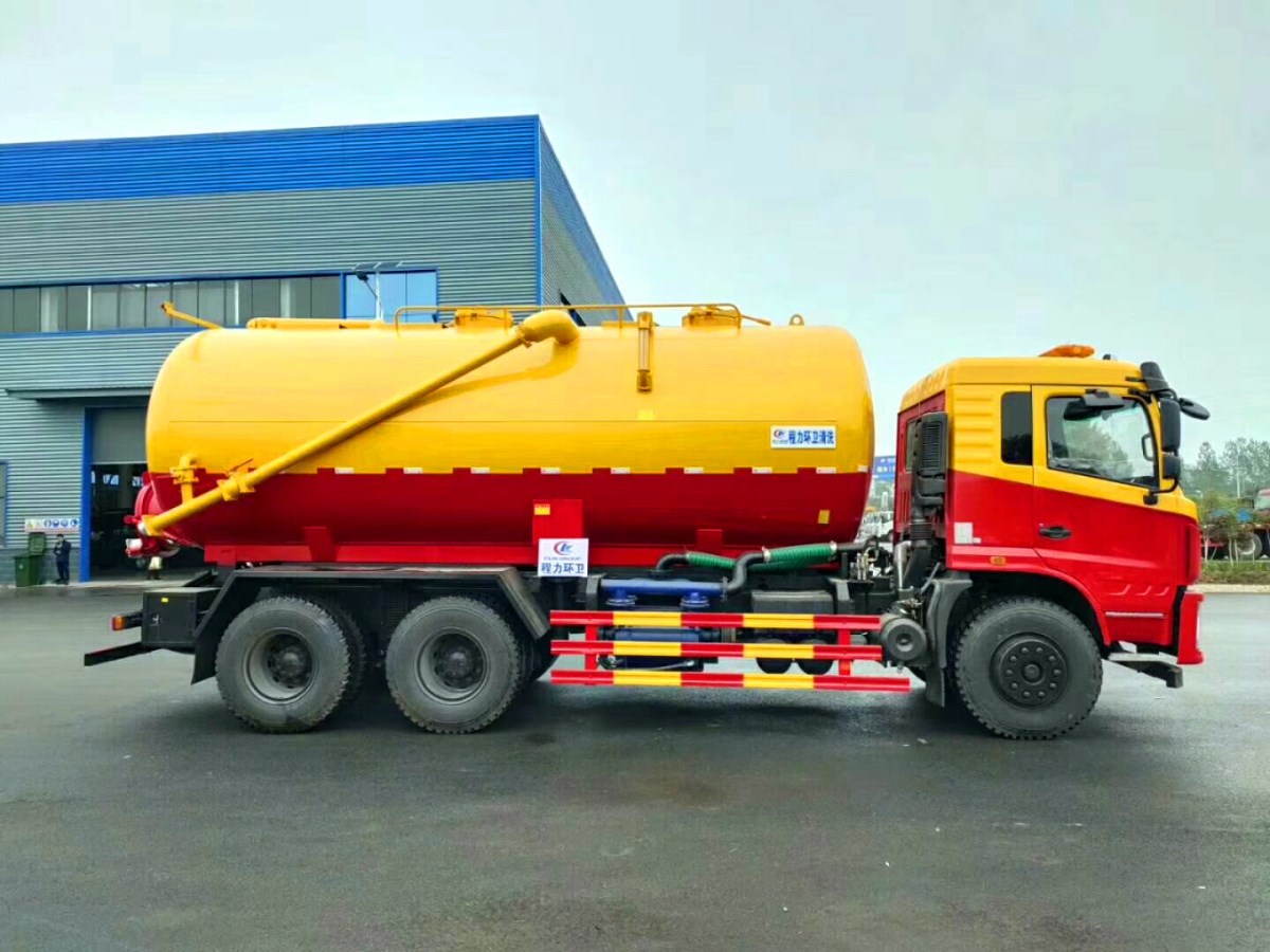 东风后双桥吸污车