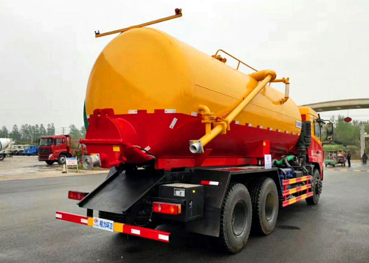 东风后双桥吸污车