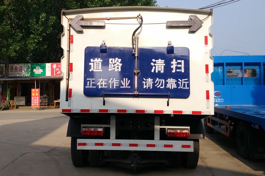 陕汽8吨扫路车