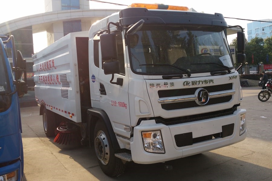 陕汽8吨扫路车