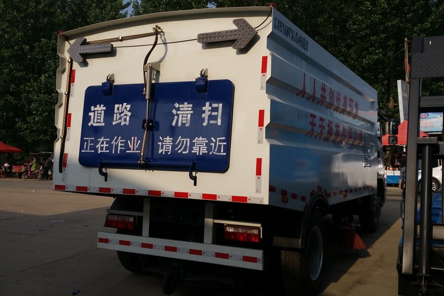 陕汽8吨扫路车