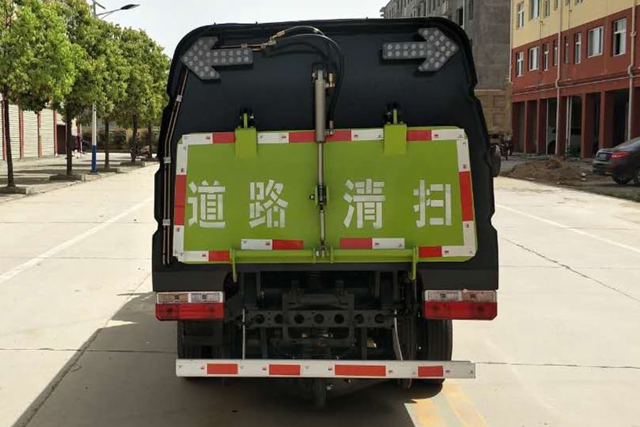 东风2吨小型扫路车