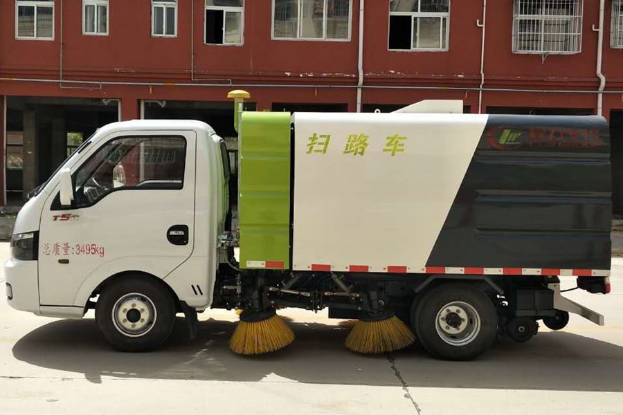 东风2吨小型扫路车