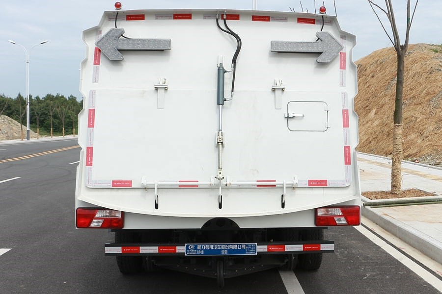 江铃5吨扫路车