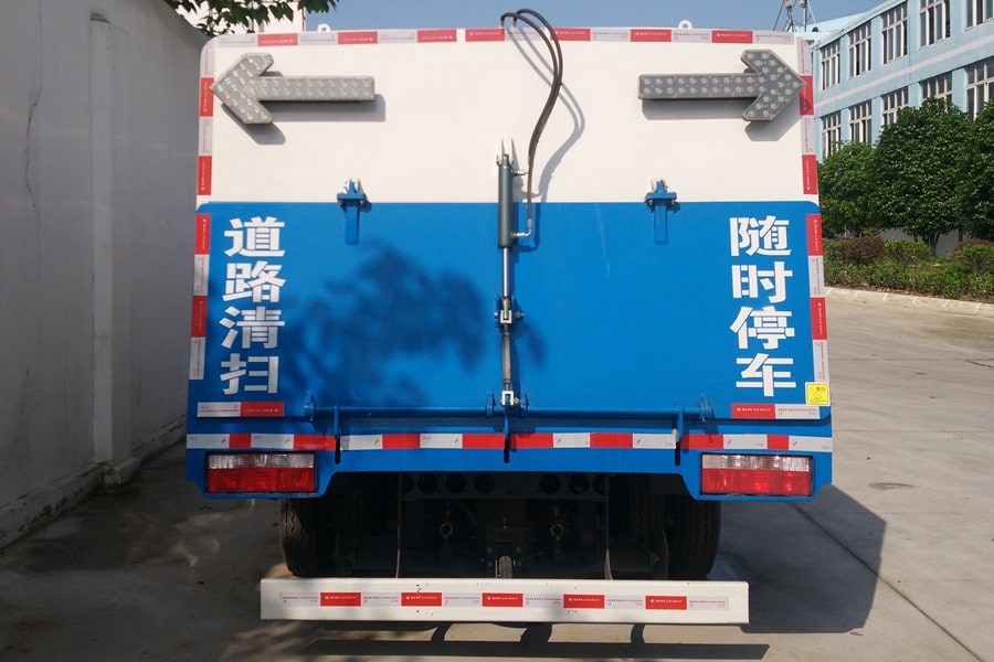 东风5吨清扫车