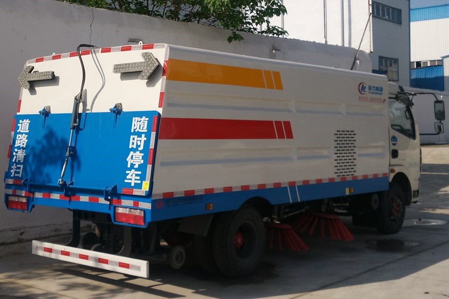 东风5吨清扫车