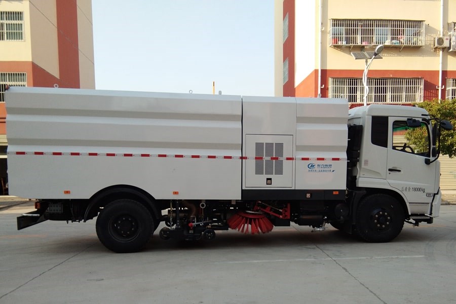 东风8吨大型洗扫车