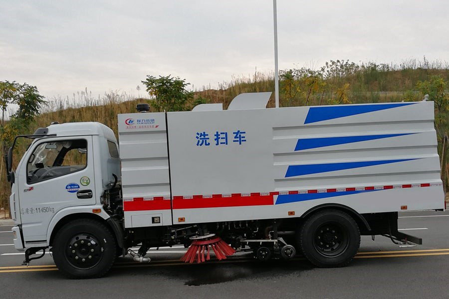 东风5吨洗扫车