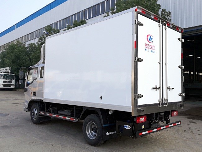 (厢长3.7米)福田欧马可一排半冷藏车