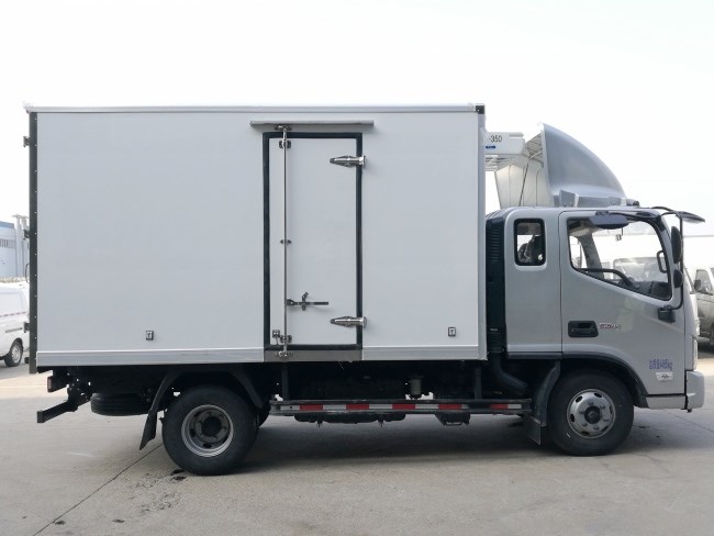 (厢长3.7米)福田欧马可一排半冷藏车