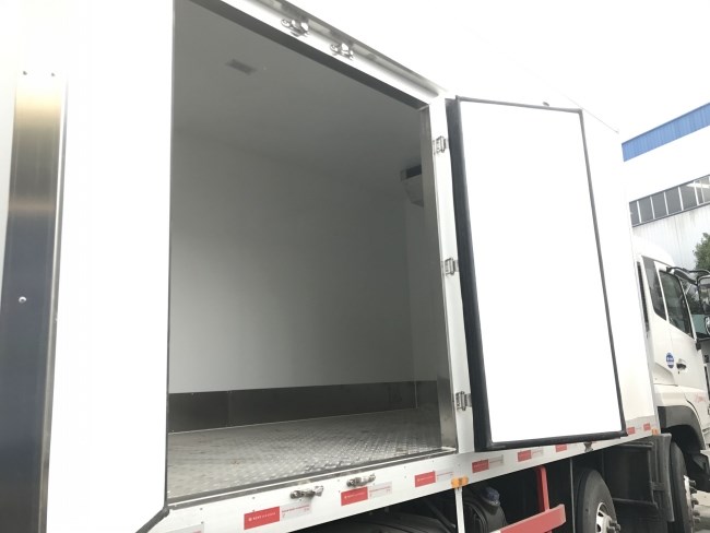 (厢长9.6米)东风天龙小三轴冷藏车