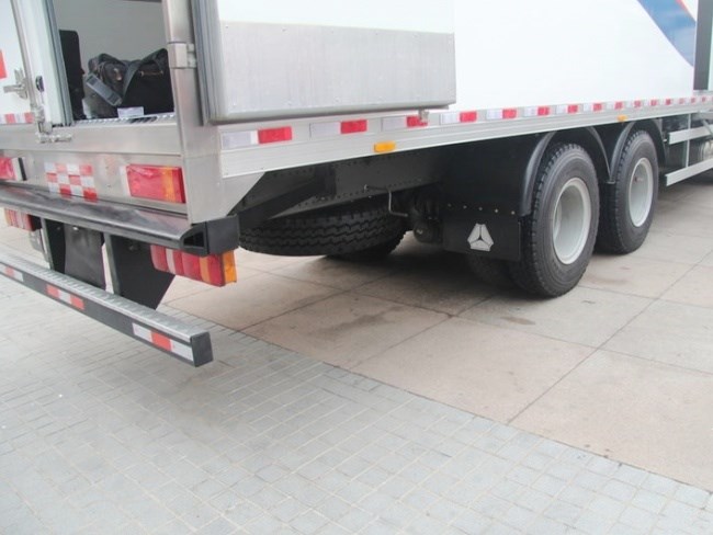 (厢长9.6米)重汽man前四后八冷藏车