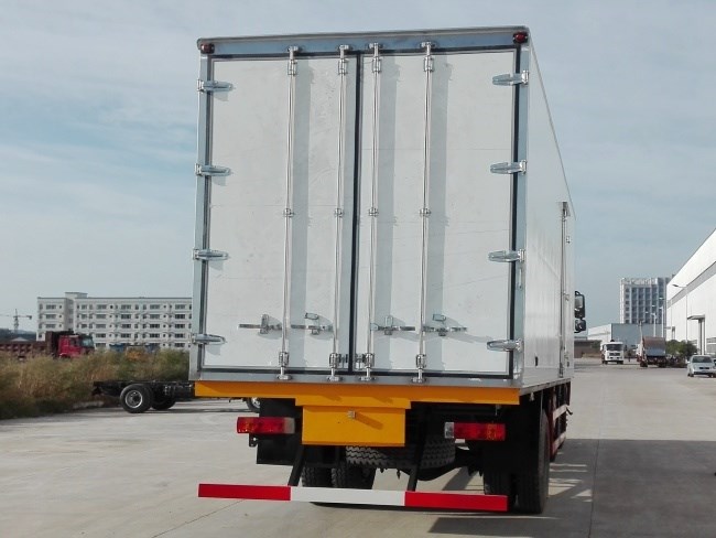 (厢长8.7米)解放j6小三轴冷藏车