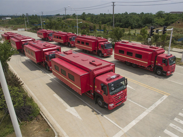 重汽后双桥宿营车