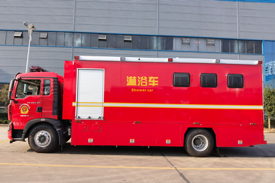 重汽HOWO淋浴车960X640 6.jpg