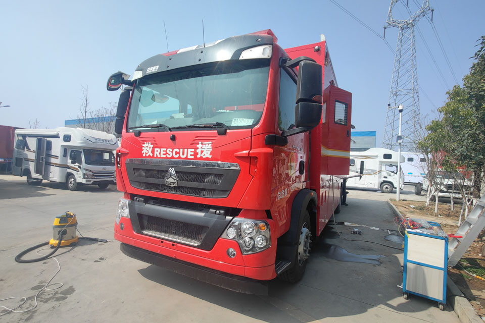 重汽HOWO淋浴车960X640 5.jpg